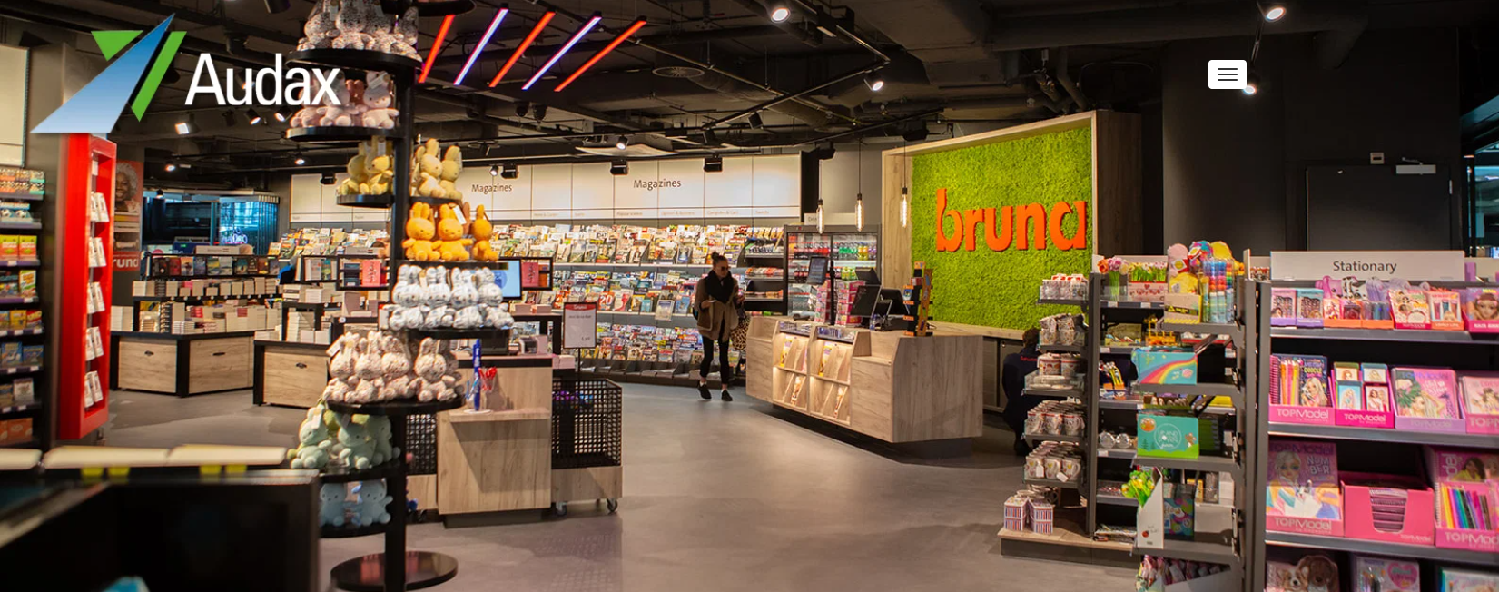 Interieur van een Bruna-winkel met boeken, tijdschriften en cadeauartikelen